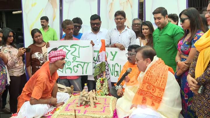 কামারহাটির তৃণমূল বিধায়ক মদন মিত্র বললেন, টিভিতে যে-সব ফল দেখছেন, ওগুলো ভুয়ো ! এভাবেই এগজিট পোলের হিসেবকে খোঁচা দিলেন মদন মিত্র। বললেন, বাইরে উৎসব চলবে. রাত ১২টার আগে বেরোতে পারবে না বিরোধীরা