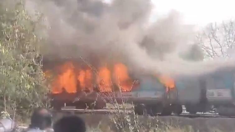 Fire in a passenger train near Sarita Vihar Delhi 6 fire tenders rushed to the site டெல்லியில் பயணிகள் ரயிலில் தீ பிடித்ததால் பரபரப்பு.. பயணிகள் நிலை என்ன?