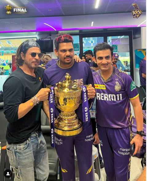 शाहरुख खान- बॉलीवुड के मशहूर अभिनेता शाहरुख खान भी साइड बिजनेस करते हैं. वे क्रिकेट के भी बड़े प्रशंसक हैं. IPL में उनकी खुद की टीम 'कोलकाता नाइट राइडर्स है. हाल ही में KKR ने तीसरी बार IPL ट्रॉफी अपने नाम की थी. शाहरुख ने  इमेजिनेशन एडुटेन्मेंट प्राइवेट लिमिटेड में भी इन्वेस्ट कर रखा है. इसके अलावा उनका खुद का 'रेड चिली एंटरटेनमेंट' प्रोडक्शन हाउस भी है.