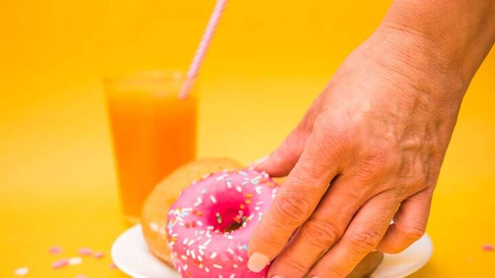 वहीं प्रोसेस्ड चीनी गन्ने और चुकंदर के जरिए मिलती है. चीनी को एक सीमित मात्रा में ही खाना चाहिए. लेकिन क्या इसे पूरी तरह से छोड़ना सेहत के लिए ठीक है?