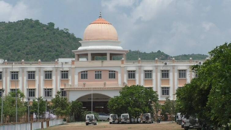 Lok Sabha Election Result 2024 Dharmapuri Police security arrangements intensified at Government Engineering College campus where votes will be counted-TNN Election Results 2024: தருமபுரியில் வாக்கு எண்ணும் அரசு பொறியியல் கல்லூரி வளாகத்தில் பாதுகாப்பு ஏற்பாடுகள் தீவிரம்