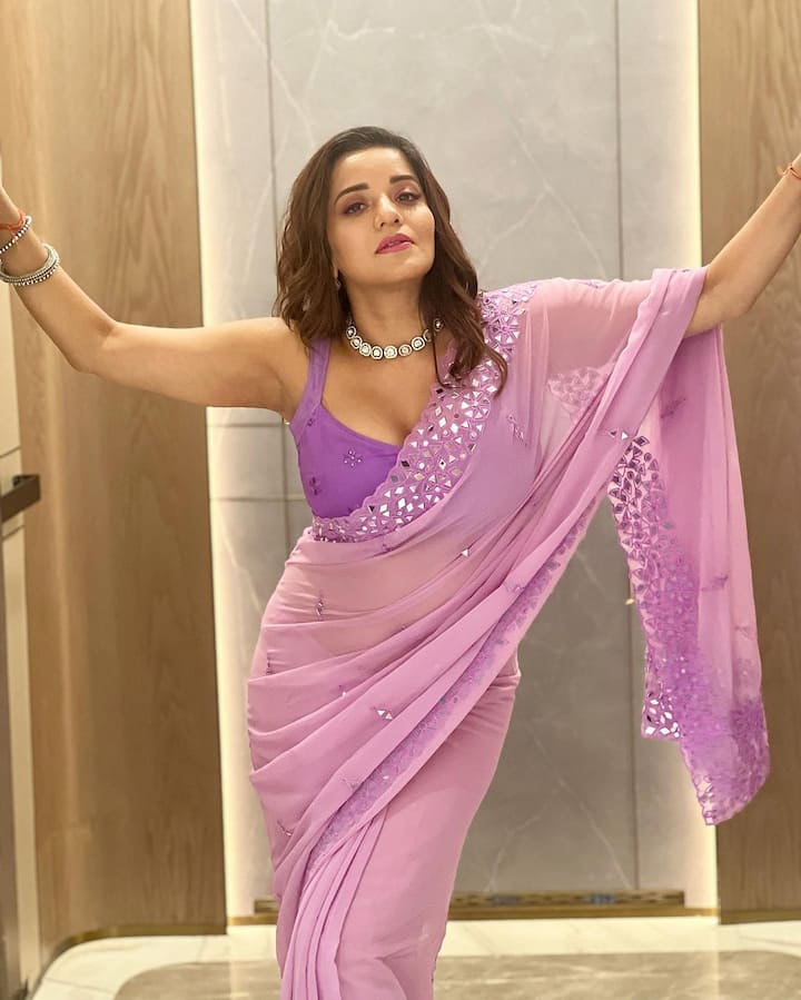 ચાહકો પણ તેના ગ્લેમરસ સાડી લૂક પર ફિદા થયા છે. મોનાલિસાએ ગ્લેમરસ અંદાજમાં શાનદાર પોઝ આપ્યા છે.