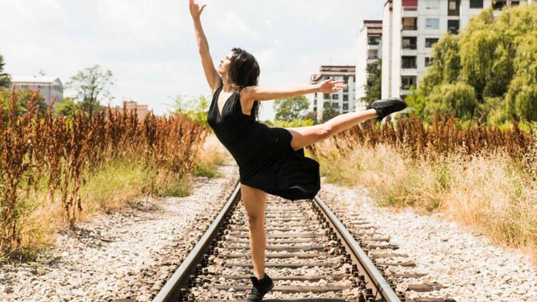 Indian Railways Train rules stunting in train if your are doing this stunt fine will charged सिर्फ टिकट ना होने पर ही नहीं, ट्रेन में ये करने पर भी लगता है भारी भरकम जुर्माना, जान लें नियम