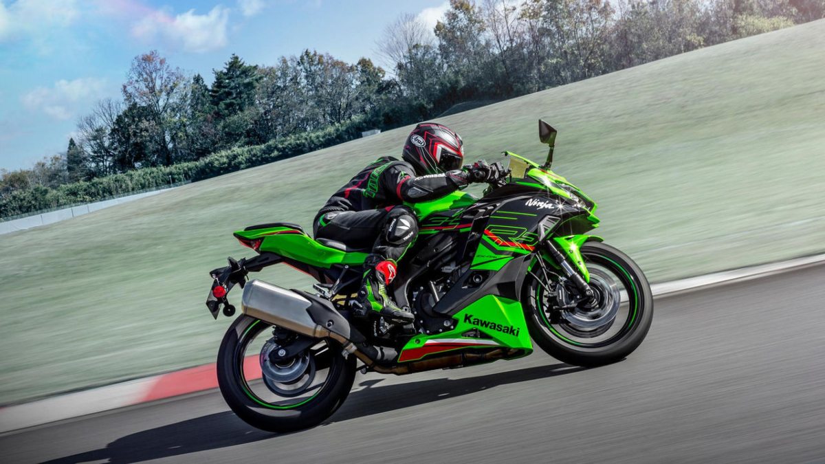 Kawasaki Ninja ZX 4RR में हैं ये धांसू फीचर्स, लाखों में है इस शानदार मॉडल की कीमत