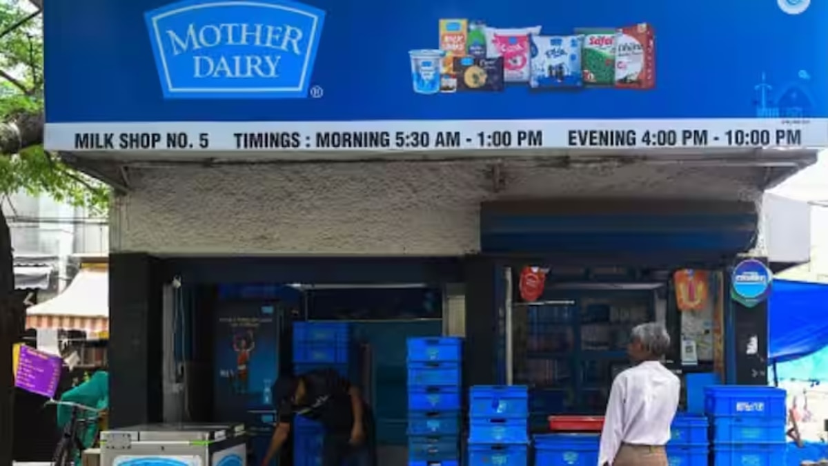 Mother Dairy Milk Price: अमूल के बाद मदर डेयरी ने भी दिया महंगाई का झटका, इतने रुपये बढ़ाया दूध का दाम, दिल्ली में कितने का हुआ?