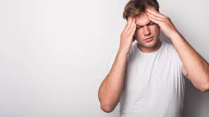 શરીરમાં પાણીની ઉણપ અને શરીરમાં ઈલેક્ટ્રોલાઈટ્સનું સ્તર બગડવાને કારણે માઈગ્રેનનું જોખમ નોંધપાત્ર રીતે વધી જાય છે.