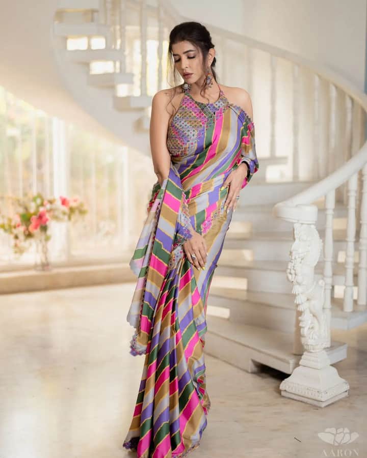పలు సినిమాల్లో హీరోయిన్​గా, క్యారెక్టర్ ఆర్టిస్ట్​గా చేస్తూ నటిగా కూడా మంచి గుర్తింపు తెచ్చుకుంది. ఇప్పుడు బాలీవుడ్​లో అవకాశాల కోసం ట్రై చేస్తుంది.(Images Source : Instagram/Manchu Lakshmi)