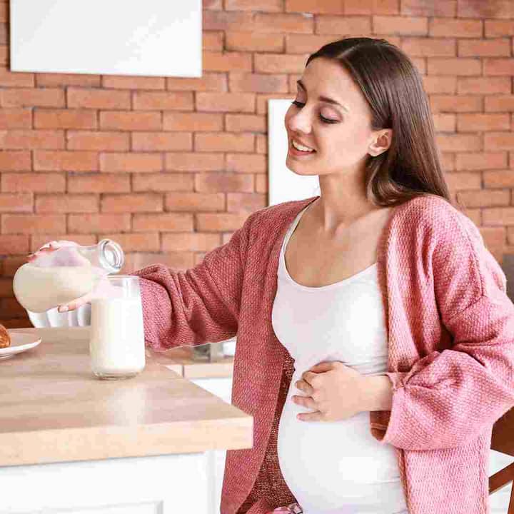 नेशनल लाइब्रेरी ऑफ मेडिसिन के अनुसार, गर्भावस्था के दौरान महिलाएं प्रतिदिन आधा लीटर तक दूध पी सकती हैं। गर्भावस्था के चौथे महीने में महिलाओं को कैल्शियम की अधिक जरूरत होती है। ऐसे में अपने स्वास्थ्य विशेषज्ञ से संपर्क करके दूध की मात्रा बढ़ाई जा सकती है। हालाँकि, गर्भावस्था के दौरान खाने से 2 या 3 घंटे पहले दूध अवश्य पियें।