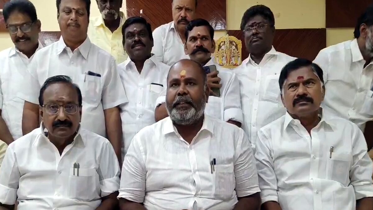 Theni: வயிறு எரிகிறது; 2 நாள்களாகச் சாப்பிடவில்லை!' - கருத்துக்கணிப்பு முடிவுகள் குறித்து ஆர்.பி.உதயகுமார்