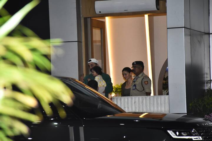 They were seen exiting the Kalina airport and Ranbir was carrying their daughter in his arms.