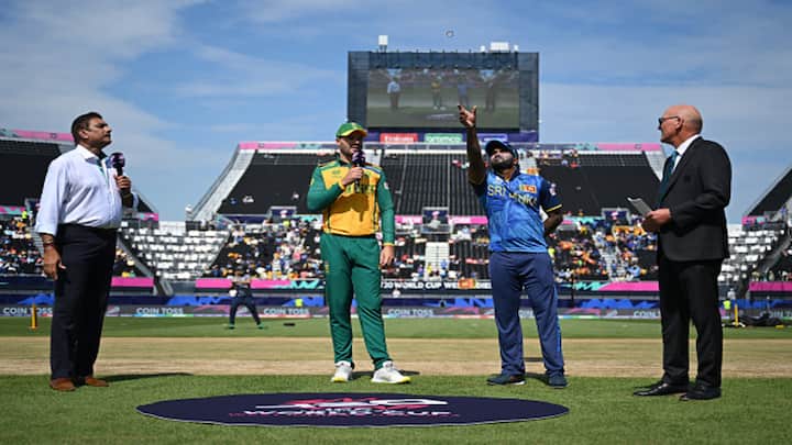 धूप वाले दिन श्रीलंका ने टॉस जीतकर पहले बल्लेबाजी करने का फैसला किया