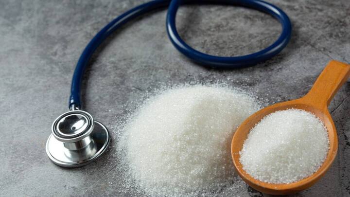 चीनी दो तरह के होते हैं. एक नेचुरल और दूसरा प्रोसेस्ड शुगर होता है. नैचुरल शुगर हमें फल के जरिए मिल सकती है.जैसे- आम, अनानास, लीची, नारियल.