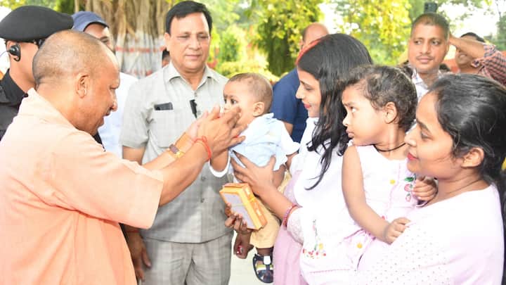Maharajganj News: मुख्यमंत्री योगी आदित्यनाथ सोमवार को महाराजगंज के दौरे पर पहुंचे. महराजगंज दौरे के दौरान मुख्यमंत्री योगी आदित्यनाथ बच्चों से प्यार दुलार किया.