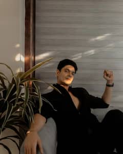 'हां मैं Gay हूं'...2500 करोड़ की कंपनी खड़ी करने वाला सोशल मीडिया इन्फ्लुएंसर, जानें पारस तोमर की कहानी ?