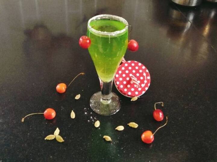 ਇਲਾਇਚੀ ਸ਼ਰਬਤ ਸਮੱਗਰੀ- ਸਭ ਤੋਂ ਪਹਿਲਾਂ ਗੱਲ ਕਰਦੇ ਹਾਂ ਸ਼ਰਬਤ ਬਣਾਉਣ ਲਈ ਲੋੜੀਂਦੀ ਸਮੱਗਰੀ ਦੀ। ਇਸ ਸ਼ਰਬਤ ਲਈ ਤੁਹਾਨੂੰ ਇਕ ਚਮਚ ਇਲਾਚੀ ਪਾਊਡਰ, ਅੱਧਾ ਚਮਚ ਕਾਲਾ ਨਮਕ, 2 ਚਮਚ ਨਿੰਬੂ ਰਸ, ਦੋ ਗਿਲਾਸ ਠੰਡਾ ਪਾਣੀ ਤੇ ਸੁਆਦ ਅਨੁਸਾਰ ਚੀਨੀ ਦੀ ਲੋੜ ਪਵੇਗੀ।