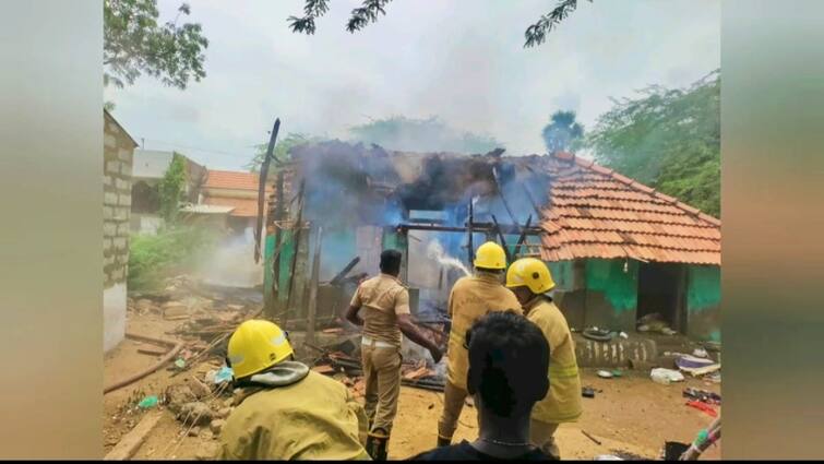 Sivagangai News TV Suddenly Exploded house fire police investigation TNN வெடித்து சிதறிய டிவி... பற்றி எரிந்த வீடு - சிவகங்கையில் அடுத்தடுத்து வெடிக்கும் மின்சாதனங்கள்