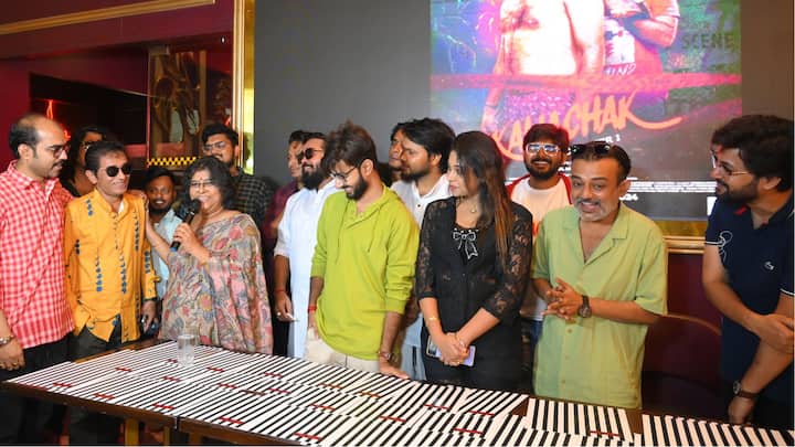 মুক্তি পেল রাতুল মুখোপাধ্যায় পরিচালিত 'কালিয়াচক চ্যাপ্টার ১' ছবির ট্রেলার। এই ছবিতে পুলিশ অফিসারের চরিত্রে দেখা যাবে অভিনেত্রী রূপাঞ্জনা মিত্রকে। খুন জখম হিংসার মোড়কে কতটা মন জয় করতে পারল ট্রেলার? কী বললেন পরিচালক?