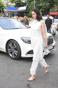 Divya Khossla Seeks Blessings At Siddhivinayak Temple - See Pics