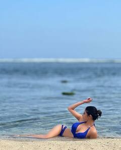 बिकिनी पहन मौनी रॉय ने खूब फ्लॉन्ट किया फिगर, इन लुक्स पर भी ठहर जाएगी आपकी नजर! देखें तस्वीरें