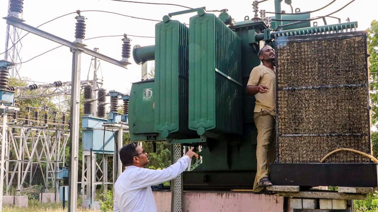 Uttarakhand weather People battle power outages amid raging heat in Udham Nagar Singh ann उत्तराखंड में उमस भरी गर्मी के बीच बिजली कटौती से जनता परेशान, कूलर से ठंडा हो रहे ट्रांसफार्मर