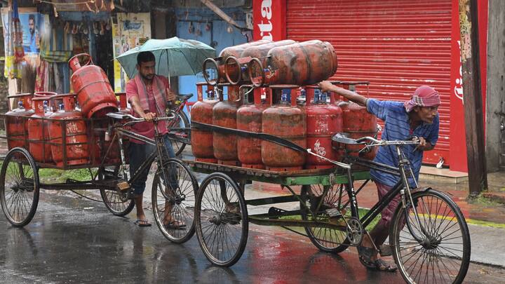 मौसम विभाग ने बिहार के 12 जिलों के लिए आज (03 जून) येलो अलर्ट जारी किया है. आंधी-पानी के साथ गरज की भी संभावना है.