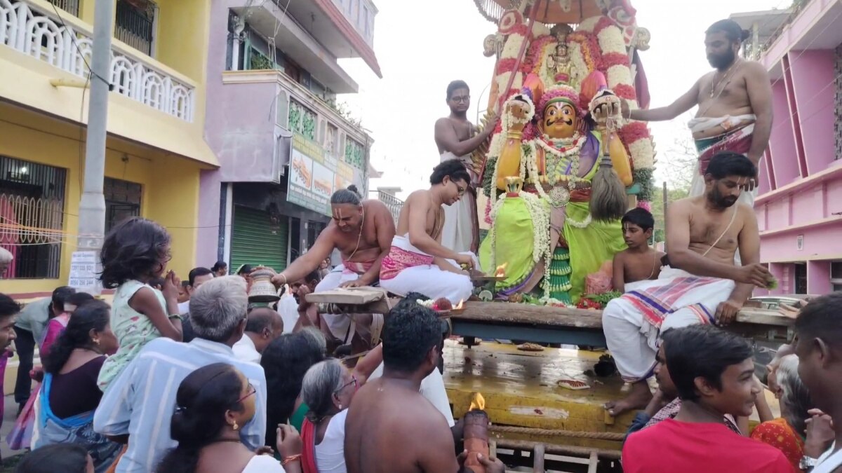 Garuda Seva: காஞ்சியில் கருட சேவை.. 