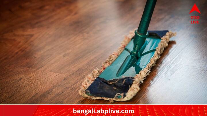 এবার আসা যাক ঘর মোছার কথায়। এখনও বহু বাড়িতে পুরনো কাপড় দিয়ে ঘর মোছার চল রয়েছে। কেউ কেউ আবার সেই জায়গায় 'মপার'  ব্যবহার করেন। দ্বিতীয় ক্ষেত্রে প্রতি ঘণ্টায় ১৫০-২০০ ক্যালরি 'বার্ন' হতে পারে। (ছবি:PIXABAY)