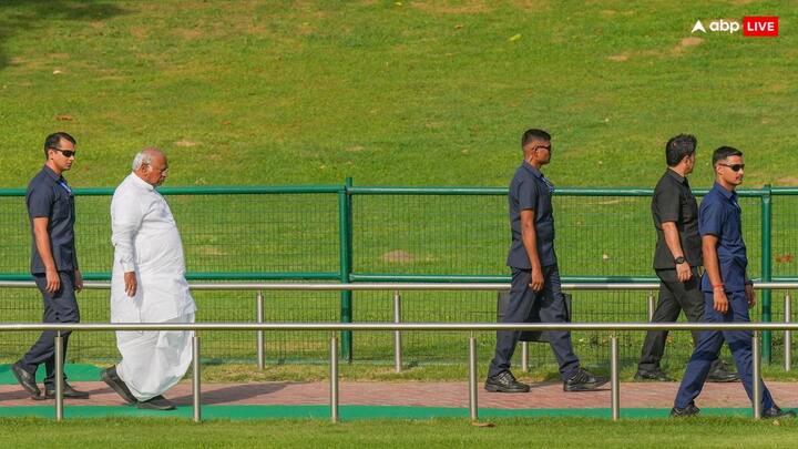 ऐसा बताया गया कि कांग्रेस अध्यक्ष सीएम सिद्दारमैया का विश्वास देखकर और जवाब सुनकर बड़े ही प्रभावित हो गए.