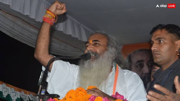 कांग्रेसियों पर हमलावर होते हुए आचार्य ने कहा कि चार जून के बाद सभी नॉन पॉलिटिकल नेता विदेश जाएंगे और नई गुफा तलाशेंगे.