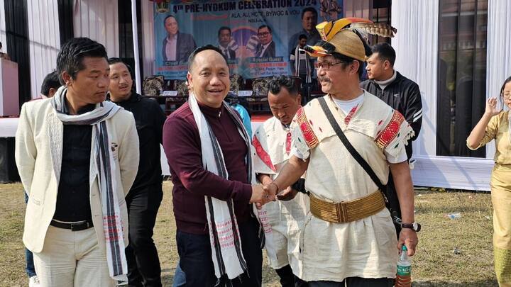 तोको तातुंग एक कारोबारी है और अरुणाचल प्रदेश की याचुली सीट से एनसीपी के प्रत्याशी है. जानकारी के मुताबिक उनकी पत्नी सरकार में बड़ी अधिकारी हैं. विधानसभा चुनाव में दाखिल जानकारी के मुताबिक तोको के पास 57.54 करोड़ की संपत्ति है और 2000 में उन्होंने बीए की डिग्री दिल्ली यूनिवर्सिटी से हासिल की.