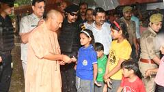 CM Yogi In Pic: महाराजगंज में सीएम योगी आदित्यनाथ ने बच्चों को किया प्यार-दुलार, देखें तस्वीरें