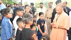 CM Yogi In Pic: महाराजगंज में सीएम योगी आदित्यनाथ ने बच्चों को किया प्यार-दुलार, देखें तस्वीरें