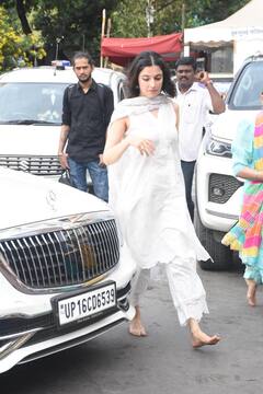 Divya Khossla Seeks Blessings At Siddhivinayak Temple - See Pics