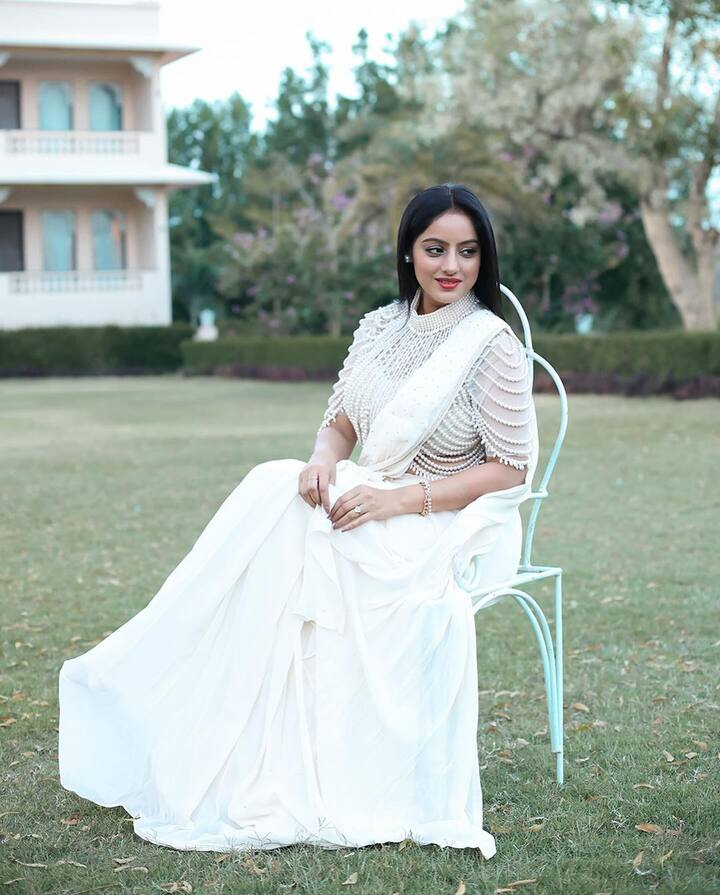 दीपिका सिंह इन दिनों टीवी शो ‘मंगल लक्ष्मी’ में नजर आ रही हैं. शो के जरिए एक्ट्रेस ने 13 साल बाद छोटे पर्दे पर वापसी की है. यही वजह है कि उनका किरदार दर्शक खूब पसंद करते हैं.