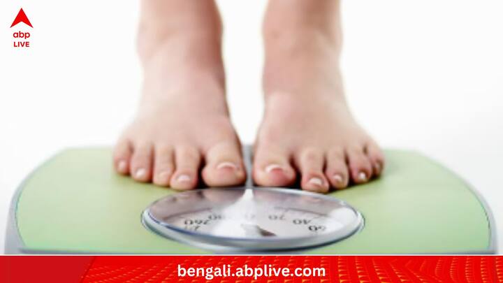 তবে এসবের মধ্যে কিছু কিছু কাজ অনেকের ক্ষেত্রে অসুবিধাজনক হতে পারে। কারও ডাস্ট অ্যালার্জি থাকতে পারে, কারও আবার অন্য সমস্যা। সব থেকে বড় কথা, এগুলি এক্সারসাইজের বিকল্প নয়। তাই বিশেষজ্ঞের সঙ্গে কথা বলে সব দিক বিচার করে এগোন।