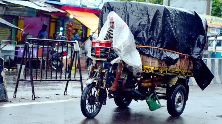बिहार के कुछ जिलों में बारिश से एक तरफ जहां तापमान गिरेगा तो वहीं कुछ शहरों में धूप के चलते गर्मी से लोगों की परेशानी बढ़ेगी.