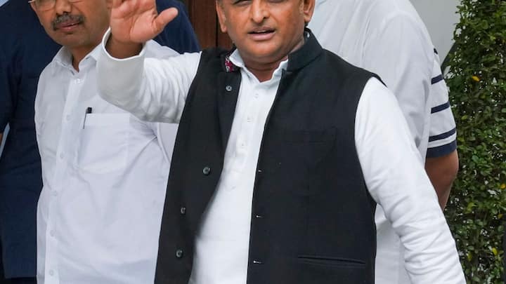 वहीं उत्तर प्रदेश में सपा को 11 सीटें मिलने का अनुमान है. मैनपुरी से डिंपल यादव, कन्नौज से अखिलेश यादव, एग्जिट पोल के मुताबिक अखिलेश यादव को 50 फीसदी से ज्यादा वोट मिलने का अनुमान लगाया गया है. वहीं उनके खिलाफ भाजपा के उम्मीदवार सुब्रत पाठक को 38% वोट मिलने का अनुमान लगाया जा रहा है. डिंपल यादव को 52 फीसदी वोट मिल सकते हैं और डिंपल के खिलाफ लड़ रहे जयवीर सिंह को 41% वोट मिलने के अनुमान है.