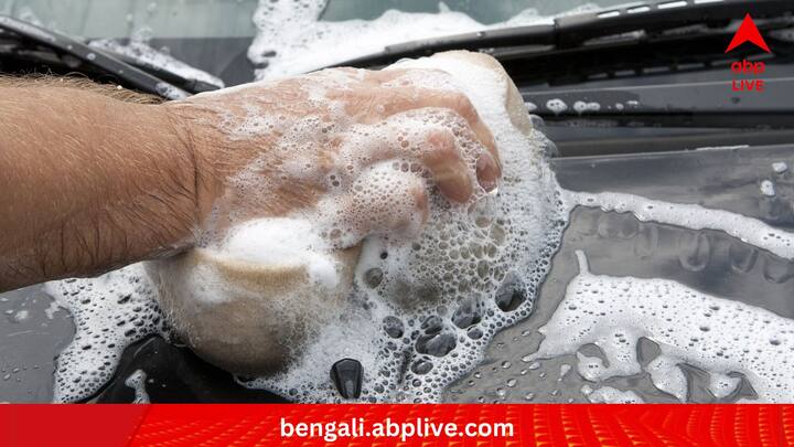 মেশিনের বদলে যদি হাতেই জামাকাপড় কাচেন, তাতেও বেশ কিছুটা ক্যালরি বার্ন হতে পারে। আর তার পর শুকোতে দেওয়ার জন্য মেলতে দেওয়ার সময়ও আরও কিছুটা পেশির সঞ্চালন হবে। (ছবি:PIXABAY)