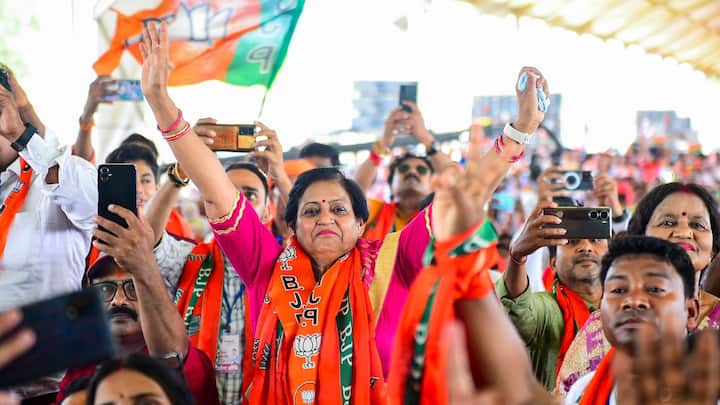 दिल्ली में एग्जिट पोल और सट्टा बाजार के आखिरी लगभग समान दिखाई दे रहे हैं. दोनों ने ही बताया कि 6 सीटें भाजपा को तो वहीं एक सीट कांग्रेस के खाते में जाति नजर आ रही. बीते दो चुनाव के मुकाबले इस बार सट्टा बाजार और एग्जिट पोल के अनुमान एक जैसे नजर आ रहे हैं.