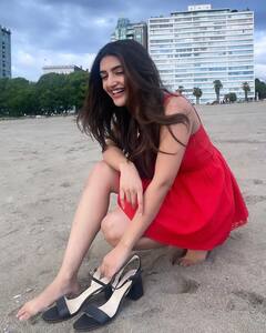 Sreeleela : బీచ్​లో బుల్లి గౌను వేసుకుని గిల్లికజ్జాలు ఆడుతున్న శ్రీలీల.. రెడ్ కలర్ బాగా నప్పింది కదూ