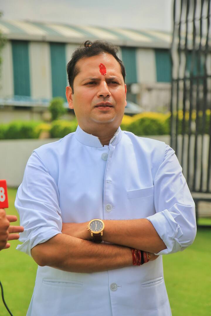 कांग्रेस के प्रत्याशी एवं पूर्व सीएम अशोक गहलोत के पुत्र वैभव गहलोत की जोधपुर में पूर्व में हुई हारर के बाद लोकसभा चुनाव 2024 के चुनाव में जालौर सिरोही लोकसभा सीट से उन्हें चुनावी मैदान में उतारा था लेकिन उन्हें एक बार फिर 2 लाख से अधिक वोटो से हार का सामना करना पड़ा.