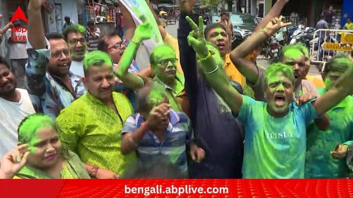 সকালের দিকে গণনায় বেশ কিছুক্ষণ পিছিয়ে থাকলেও বেলার দিকে আসানসোল লোকসভা কেন্দ্র থেকে এগিয়ে যান তৃণমূলের শত্রুঘ্ন সিনহা। উদযাপনের মেজাজ সেখানেও ধরা পড়ে। পটকা ফাটতে দেখা গিয়েছে সেখানে।