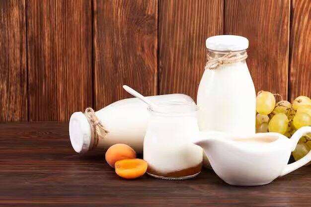 દૂધમાં લગભગ 88% પાણી હોય છે, જે શરીરને હાઇડ્રેટ કરવામાં મદદ કરે છે. દૂધમાં છાશ પ્રોટીન પણ જોવા મળે છે. તેમાં ઘણું કેલ્શિયમ હોય છે, જે શરીર દ્વારા સરળતાથી શોષાય છે.