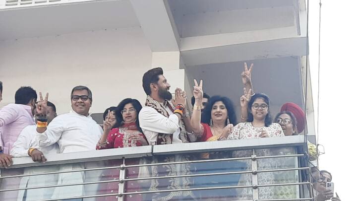 अन्य तीन सीटों में से समस्तीपुर से शांभवी चौधरी, वैशाली से वीणा देवी और खगड़िया से राजेश वर्मा चुनावी मैदान में हैं. ये लोग भी आगे चल रहे हैं.