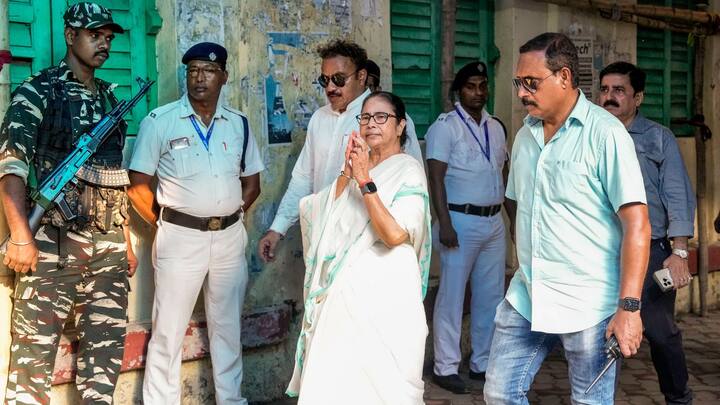 লোকসভা নির্বাচনে অপ্রত্যাশিত ভাল ফল করেছে তৃণমূল কংগ্রেস। ২৯টি আসন জেতার পথে তৃণমূল। খোশমেজাজে মমতা বন্দ্যোপাধ্যায়। মঙ্গলবার বললেন, 'বাংলার সকল মা মাটি মানুষকে অভিনন্দন, শুভনন্দন, ধন্যবাদ, সলাম, নমস্তে, নমস্কারম।'