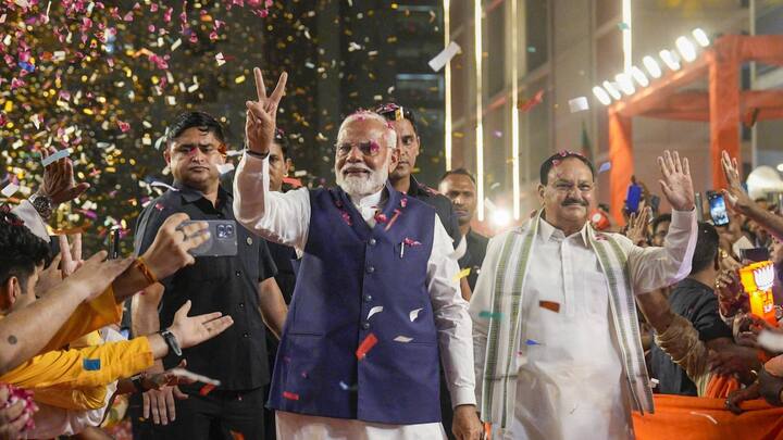 प्रधानमंत्री नरेंद्र मोदी ने लोकसभा चुनाव 2024 में 'ऐतिहासिक' जीत के बाद नई दिल्ली स्थित भारतीय जनता पार्टी (भाजपा) मुख्यालय में पार्टी कार्यकर्ताओं को संबोधित किया। (छवि स्रोत: पीटीआई)