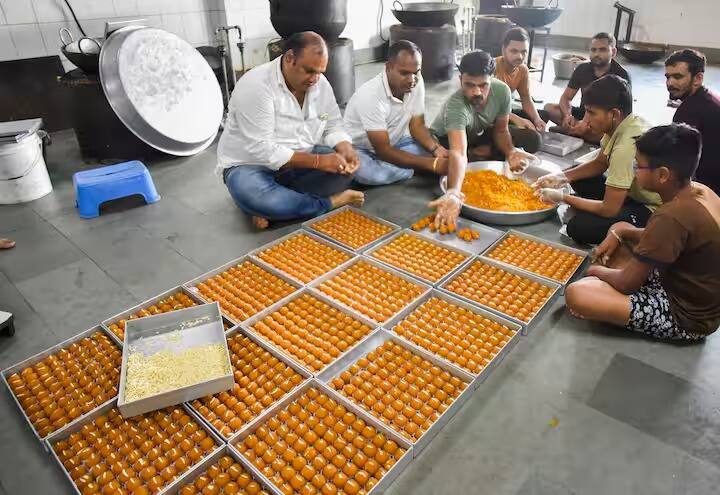 வாரணாசி தொகுதியில் லட்டு பிடித்துக்கொண்டு மோடி பஜனையை பாடும் பெண்களின் வீடியோ, சமூக வலைதளங்களில் செம வைரலாகியுள்ளது.