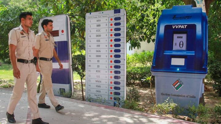 अब आप सोच रहे होंगे कि रोहतक लोकसभा सीट पर ऐसा क्या है तो बता दें कि यहां से मास्टर रणधीर सिंह ने निर्दलीय चुनाव लड़ा हैं. 60 वर्षीय मास्टर रणधीर सिंह लोकसभा चुनाव 2024 के सबसे गरीब उम्मीदवार है, जिनके पास मात्र 2 रुपये हैं.