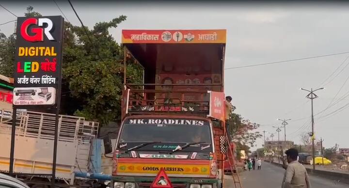 निकालाच्या पूर्वी निंबाळकर यांच्या जागोजागी विजयाचे बॅनर लावण्यात आलेत