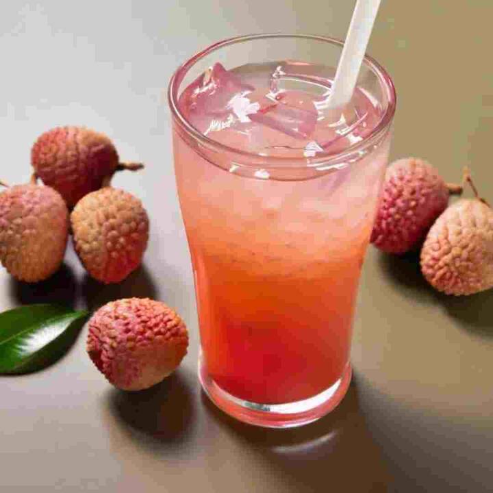 Drinks from Litchi : ਗਰਮੀਆਂ ਦੇ ਮੌਸਮ 'ਚ ਲੋਕ ਸਰੀਰ ਨੂੰ ਠੰਡਕ ਦੇਣ ਲਈ ਕਈ ਤਰ੍ਹਾਂ ਦੇ ਡਰਿੰਕਸ ਜਿਵੇਂ ਕਿ ਲੱਸੀ, ਨਿੰਬੂ ਪਾਣੀ ਤੇ ਸ਼ੇਕ ਦਾ ਸੇਵਨ ਕਰਦੇ ਹਨ। ਪਰ ਇਸ ਮੌਸਮ ਵਿੱਚ ਬਹੁਤ ਸਾਰੇ ਲੋਕ ਅੰਬ ਦੇ ਨਾਲ ਲੀਚੀ ਖਾਣਾ ਪਸੰਦ ਕਰਦੇ ਹਨ।